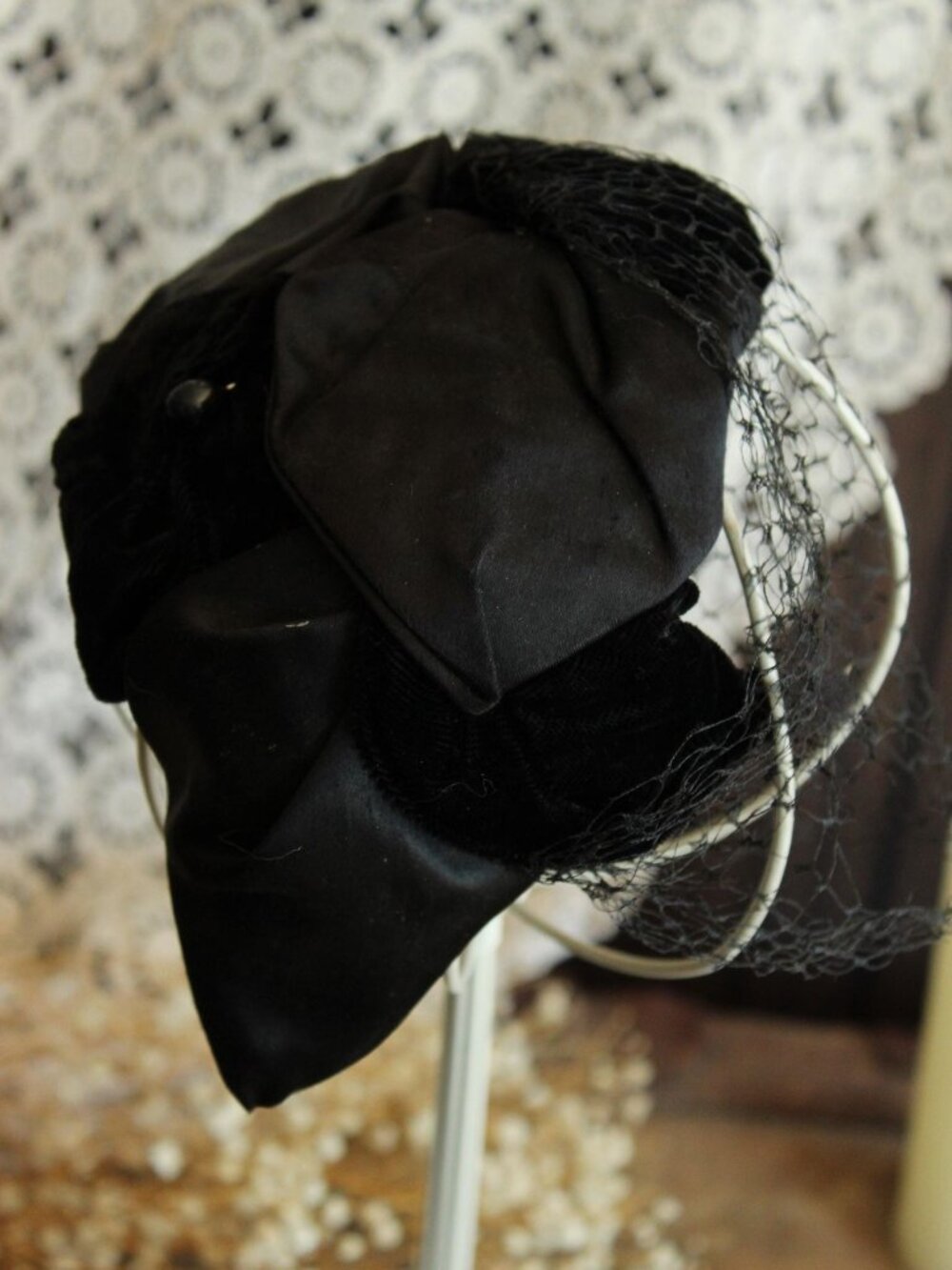 Vintage 1950s Hat, Black Satin and Velvet Curvette Fascinator With Birdcage Veil - Picture 6 of 14